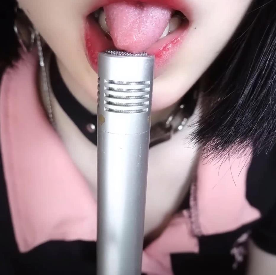 0819124547.jpg 小羊喵舰长as-mr福利超近距离的舔耳吃麦